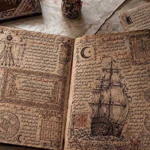 Peut inclure: Un livre ancien ouvert aux pages jaunies et vieillies, couvert d'une écriture manuscrite dense dans un style archaïque. La page de gauche présente un diagramme de silhouette humaine et un sceau géométrique. La page de droite montre une illustration à l'encre d'un grand voilier et un symbole de croissant de lune.