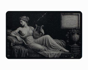 Tarjeta metálica grabada Erato Muse of Love Poetry, numerada a mano, regalo de décimo aniversario, regalo Dark Academia, tarjeta de bolsillo con lema en latín