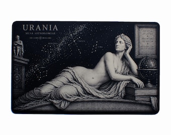Tarjeta metálica grabada Urania Musa de la Astronomía, numerada a mano, regalo de estilo Dark Academia, tarjeta de bolsillo con lema en latín, regalo de astronomía, regalo para astrónomos