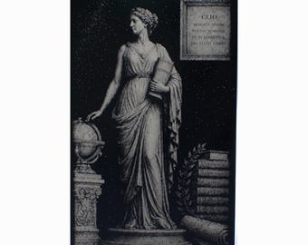 Tarjeta metálica grabada de Clio, Musa de la Historia, numerada a mano, regalo de estilo Dark Academia, regalo para profesor de historia, tarjeta de bolsillo con lema en latín, regalo para historiador.