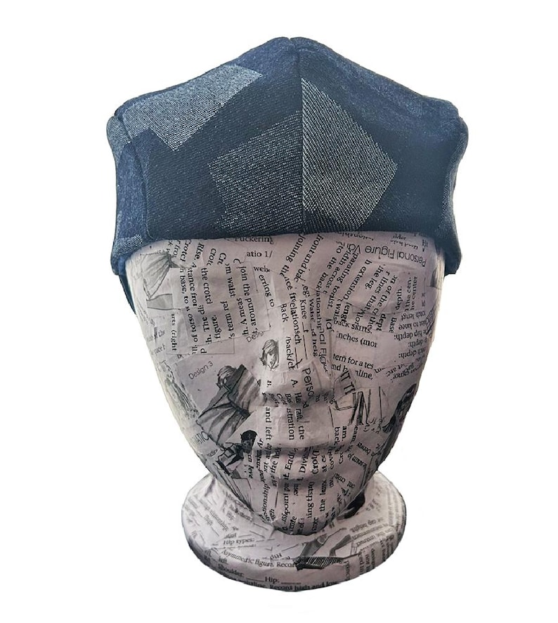 K&ouml;nnte beinhalten: Eine dunkelblaue Jeansm&uuml;tze mit einem geometrischen Muster aus abwechselnd hellen und dunklen Jeansstoffbahnen. Die M&uuml;tze hat eine strukturierte Krone und eine flache Oberseite, die aus mehreren vern&auml;hten Segmenten besteht.