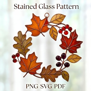 Op de afbeelding: Een glas-in-loodpatroon met een krans van herfstbladeren en bessen. Het ontwerp bevat oranje, rode, gele en bruine esdoorn- en eikenbladeren met donkerrode bessen, allemaal omlijnd met koper. Tekst leest Stained Glass Pattern PNG SVG PDF.
