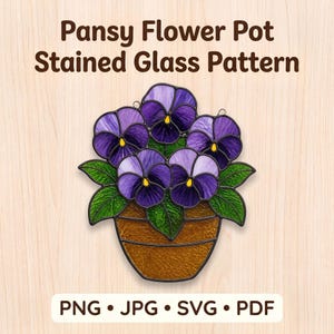 Könnte beinhalten: Ein Buntglas-Musterdesign mit einem braunen Blumentopf, gefüllt mit violetten Stiefmütterchen und grünen Blättern. Der Text oben lautet Pansy Flower Pot Stained Glass Pattern, der Text unten lautet PNG, JPG, SVG, PDF.