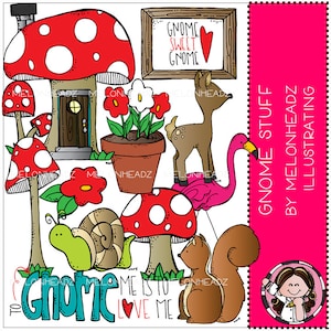 Puede incluir: Una ilustración caprichosa con elementos temáticos de gnomos. Incluye casas de hongos rojas y blancas, un ciervo, un flamenco, un caracol, una ardilla y un letrero enmarcado que dice "Gnome Sweet Gnome".