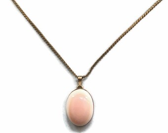 Mother of Pearl Pink Shell Pendant Necklace Gold Tone Chain Vintage 1960s, Preppy