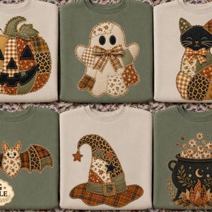 Può includere: Sei felpe girocollo color crema e verde oliva con disegni in stile patchwork raffiguranti una zucca, un fantasma con fiocco, un gatto, un pipistrello, un cappello da strega e un calderone con bolle. Il testo PNG BUNDLE è visibile.