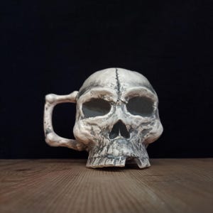 Mug en céramique artisanale en forme de crâne, tasse à café gothique, mug à anse en os, univers fantastique sombre, poterie sculpturale