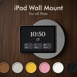 Può includere: Un supporto da parete circolare grigio per iPad con una texture a coste sostiene un tablet che mostra un'interfaccia smart home con l'ora 10:50. Il testo iPad Wall Mount For all iPads è visibile. Sei campioni di colore circolari sono in basso.