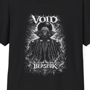 Könnte beinhalten: Ein schwarzes Kurzarm-T-Shirt mit einem weißen Grafikdruck auf der Brust. Das Design zeigt eine gehüllte Figur mit einer dunklen Kugel über dem Kopf, umgeben von wirbelnder Energie. Der Text VOID steht darüber und BERSERK darunter.