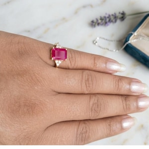 Luxe ring met achthoekig geslepen robijn, de astrologische geboortesteen.