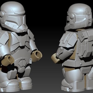 Puede incluir: Un renderizado digital 3D de una figura de soldado de juguete con armadura plateada, mostrada desde ángulos frontal y posterior. La figura presenta un casco detallado, peto, hombreras y una mochila rectangular, todo con un acabado mate suave.