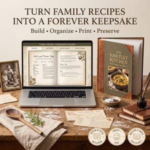Puede incluir: Un portátil que muestra un software de creación de libros de cocina, junto a un libro de tapa dura titulado The Hartley Kitchen, una foto antigua enmarcada, una cuchara de madera, un paño de lino y tarjetas de recetas sobre una mesa.