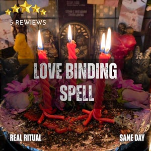 Könnte beinhalten: Drei rote, gedrehte Kerzen brennen auf einer mit dunklen Kräutern und violetten Blumen bedeckten Fläche. Der Text "LOVE BINDING SPELL" ist mittig in weißen Buchstaben zu sehen. "5 REVIEWS" steht oben links, "REAL RITUAL" und "SAME DAY" unten.