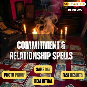 Könnte beinhalten: Ein dunkler Tisch mit Tarotkarten und einem schwarzen Kessel in der Mitte, aus dem dichter weißer Rauch aufsteigt. Vier brennende weiße Kerzen umgeben den Kessel. Textüberlagerungen lauten: COMMITMENT & RELATIONSHIP SPELLS, SAME DAY, PHOTO PROOF, REAL RITUAL, FAST RESULTS.