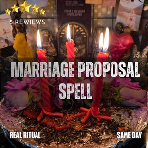 Könnte beinhalten: Drei rote, gedrehte Stabkerzen mit brennenden Flammen stehen auf einer Basis aus dunklen Kräutern und violetten Blütenblättern. Der Text MARRIAGE PROPOSAL SPELL steht in weißen Buchstaben mittig, ergänzt durch 5 REVIEWS, REAL RITUAL und SAME DAY.