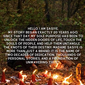 Puede incluir: Una persona vestida de oscuro se sienta cerca de una peque&ntilde;a fogata rodeada de velas rojas en el suelo del bosque. El texto dice: HELLO, I AM ŞASIYE. MY STORY BEGAN EXACTLY 20 YEARS AGO. SINCE THAT DAY, MY SOLE PURPOSE HAS BEEN TO UNLOCK THE HIDDEN.