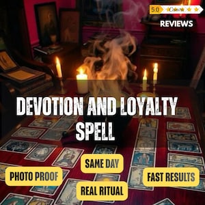 Peut inclure: Un chaudron sombre dégageant une épaisse fumée blanche est posé sur une table recouverte de cartes de tarot. Plusieurs bougies blanches allumées entourent le chaudron. Le texte indique : DEVOTION AND LOYALTY SPELL, SAME DAY, PHOTO PROOF, REAL RITUAL, FAST RESULTS, 5.0 REVIEWS.