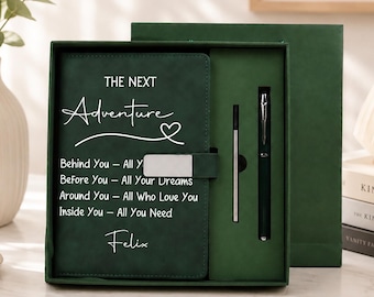 Può includere: Un set di diario verde scuro in una scatola regalo abbinata, contenente una penna e un taccuino con il testo: THE NEXT Adventure Behind You - All Your Memories, Before You - All Your Dreams, Around You - All Who Love You, Inside You - All You Need, Felix.