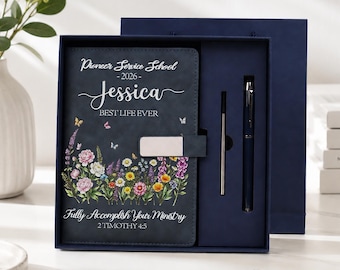 Può includere: Un set di quaderni blu scuro con stampa floreale, chiusura magnetica argentata e penna abbinata. La copertina riporta il testo Pioneer Service School 2026, Jessica, Best Life Ever e Fully Accomplish Your Ministry 2 Timothy 4:5.