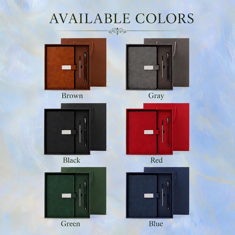 Pu&ograve; includere: Sei set regalo composti da un taccuino con chiusura in metallo argentato, una penna e una borsa regalo abbinata. I set sono disponibili in marrone, grigio, nero, rosso, verde e blu. Il testo "AVAILABLE COLORS" &egrave; visualizzato in alto.