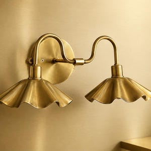 Dubbel vägglampa i mässing från mitten av århundradet | Badrumslampa med vintageskärm | Fast anslutningsbar armatur