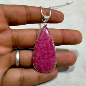Rhodoniet // Rhodoniethanger // Handgemaakte ketting // 925 sterlingzilver // Kettingsieraden // Peervorm // Grootte: 25 x 50 mm
