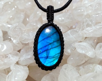 Pingente de Macramê em Labradorita de Pedra Natural: Colar Oval Azul Brilhante Feito à Mão (21 x 33 mm)