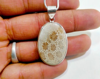 Colgante de plata de ley 925 con coral fósil natural. Tamaño de la piedra: 24 x 35 mm.