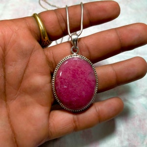 Rhodoniet // Rhodoniethanger // Handgemaakte ketting // 925 sterlingzilver // Kettingsieraden // Vorm ovaal // Grootte: 37 x 29 mm