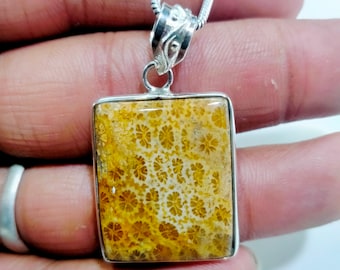 Collar con colgante de coral fósil natural en plata de ley 925. Tamaño de la piedra: 22 x 26 mm.