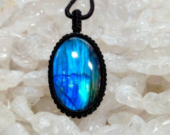 Pingente de macramê em labradorita azul vibrante - Gema oval feita à mão (28 x 42 mm)