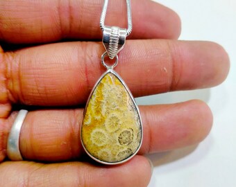 Colgante de coral fósil en forma de lágrima: Piedra natural, plata de ley. Tamaño de la piedra: 20 x 29 mm.