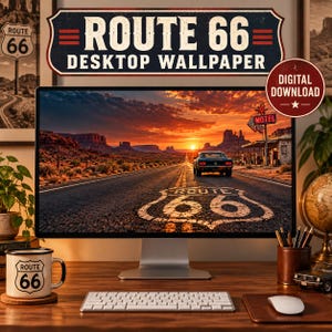 Könnte beinhalten: Ein Computermonitor mit einem Route 66-Desktop-Hintergrundbild, das ein Oldtimer-Auto auf einer Wüstenstraße bei Sonnenuntergang zeigt, mit einem auf die Straße gemalten Route 66-Schild. Der Bildschirm zeigt ein Motel, Berge und einen orangefarbenen Himmel.