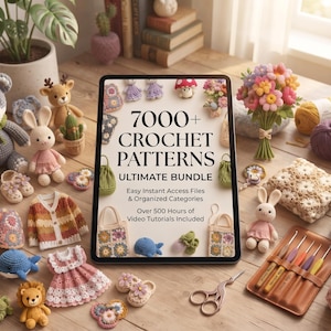Może przedstawiać: Tablet wyświetlający tekst 7000+ CROCHET PATTERNS ULTIMATE BUNDLE, otoczony różnymi szydełkowanymi przedmiotami, w tym szarym misiem, królikiem, lwem, bukietem kwiatów, kłębkami włóczki, zestawem szydełek i nożyczkami na drewnianej powierzchni.