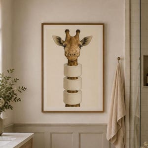 Peut inclure: Une impression d'art encadrée représentant une illustration réaliste de la tête et du cou d'une girafe. Le cou de la girafe est entouré de trois rouleaux de papier toilette blancs empilés, sur un fond beige clair uni.