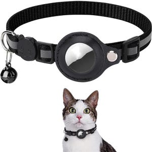 Op de afbeelding: Een zwarte nylon kattenhalsband met een reflecterende grijze streep, een kleine zwarte bel en een ronde zwarte kunstlederen houder voor een tracker. De halsband heeft een plastic gesp en wordt gedragen door een wit met bruine cyperse kat.