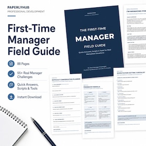 Puede incluir: Una guía de desarrollo profesional titulada The First-Time Manager Field Guide, con una cubierta azul oscuro y varias páginas internas blancas que incluyen listas de verificación, planificadores y fórmulas de retroalimentación.