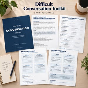 Könnte beinhalten: Ein Toolkit für schwierige Gespräche bestehend aus sechs druckbaren Seiten mit dunkelblauem und weißem Text. Die Dokumente umfassen ein Deckblatt, einen Gesprächsplaner, einen Feedback-Leitfaden sowie Arbeitsblätter zur Vorbereitung auf berufliche Gespräche.
