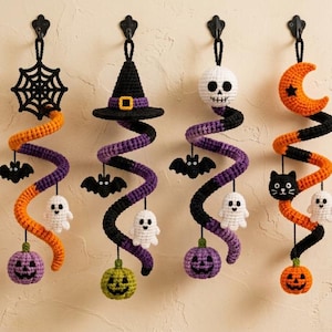 Puede incluir: Cuatro decoraciones colgantes de ganchillo con diseños en espiral en naranja, morado y negro. Los adornos incluyen una telaraña, un sombrero de bruja, una calavera y una luna creciente, con pequeños murciélagos, fantasmas y calabazas.