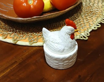 Vintage Ceramic Hen on a Nest Salt and Pepper Shaker set.