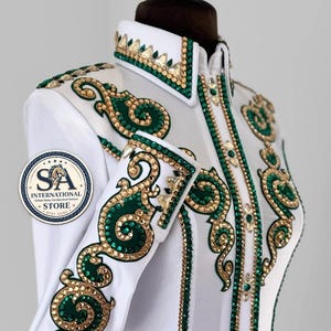 Weißes Western-Showhemd mit smaragdgrünen und goldenen Kristallen, luxuriöses Reithemd, Western Pleasure Showmanship-Jacke