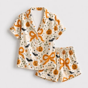Conjunto de pijama de cetim kawaii de Halloween com estampa fofa de fantasma, abóbora, gato preto e doces para dormir confortavelmente.