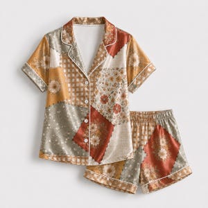 Conjunto de pijama vintage de satén con patchwork, estampado floral a cuadros y motivos rústicos otoñales para una ropa de dormir cómoda.