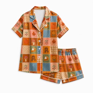 Conjunto de pijama de cetim patchwork outonal com estampa de abóbora, cogumelo, bolota e colheita de outono para um pijama aconchegante.