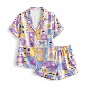 Conjunto de pijama de satén abstracto en tonos pastel con coloridos patchwork geométricos y un estampado gráfico original para una ropa de dormir cómoda.