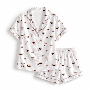Weinroter Satin-Pyjama mit Weingläsern, kleinen Schleifen und dezentem Weinglasmuster für gemütliche Nachtwäsche