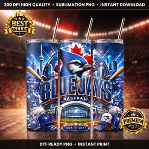 Peut inclure: Un gobelet cylindrique sur le thème du baseball des Blue Jays avec un geai bleu, une feuille d'érable, la ligne d'horizon de Toronto, un stade, des balles, des battes et des casquettes. Le design inclut le texte Blue Jays Baseball et Est. 1977.