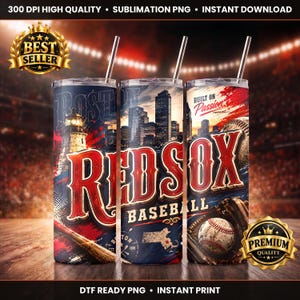 Pode incluir: Três copos cilíndricos com palhinhas com o tema de basebol dos Boston Red Sox. O design inclui um farol, o horizonte de uma cidade, uma bola de basebol, uma luva, um taco, o texto "RED SOX BASEBALL" e "BUILT ON PASSION" e um mapa.