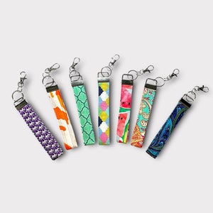 Pronto para enviar! Chaveiro de pulso feito com tecidos divertidos. Presente de acessório de chave para professora, enfermeira, mulheres, meninas. Alça de carteira para braço.