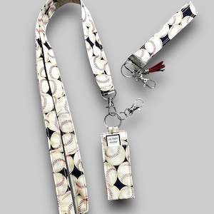 ¡Listo para enviar! Juego de regalo de llavero con cordón de béisbol, portabolígrafo y bálsamo labial. Correa para la muñeca, clip para credencial, accesorio para identificación, bolso para enfermera y maestra